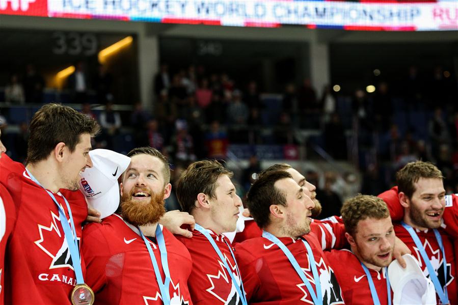 В. Путин вручил кубок команде Канады, завоевавшей золотые медали на ЧМ-2016 по хоккею в Москве