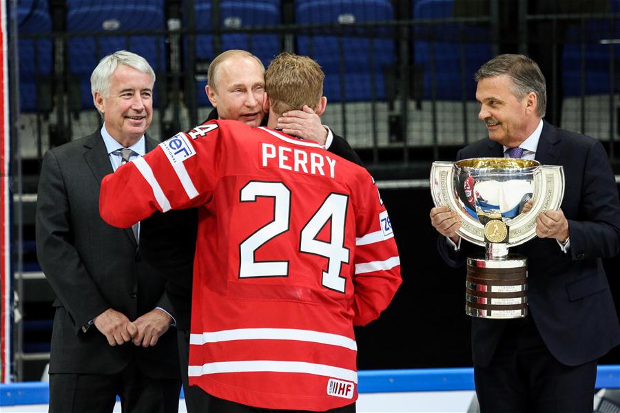 В. Путин вручил кубок команде Канады, завоевавшей золотые медали на ЧМ-2016 по хоккею в Москве