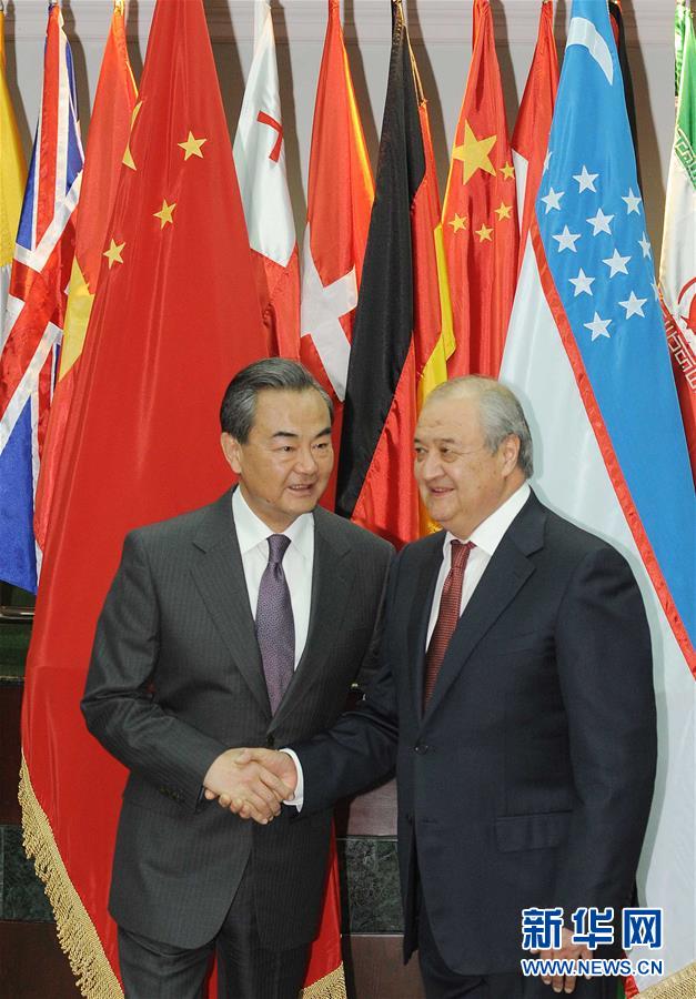 Ван И провел переговоры с министром иностранных дел Узбекистана А. Камиловым
