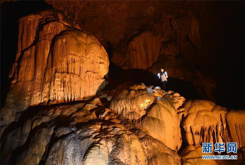 Визит в таинственную 300-метровую пропасть в провинции Хубэй