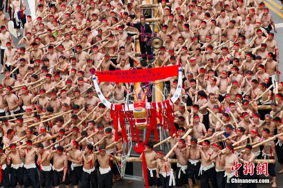 В Гуйчжоу тысяча человек проводила «первую в Китае лодку-дракон народности Мяо» на воду