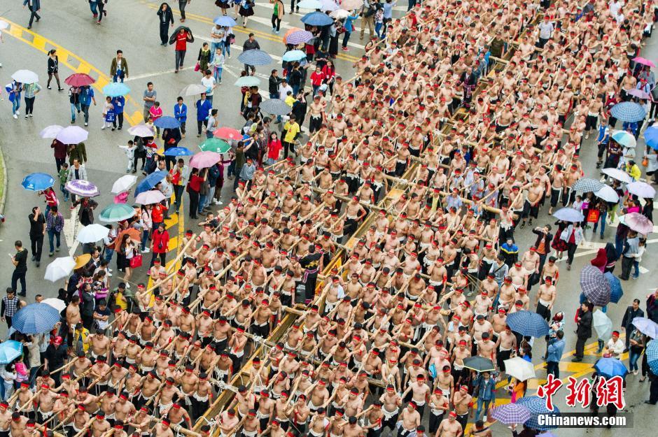 В Гуйчжоу тысяча человек проводила «первую в Китае лодку-дракон народности Мяо» на воду