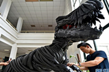 Хэнаньские студенты создали динозавра из 600 велосипедных шин