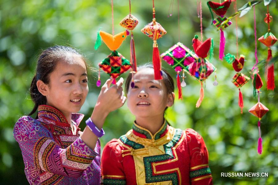 Разноцветные нитяные "цзунцзы" для праздника Дуаньуцзе