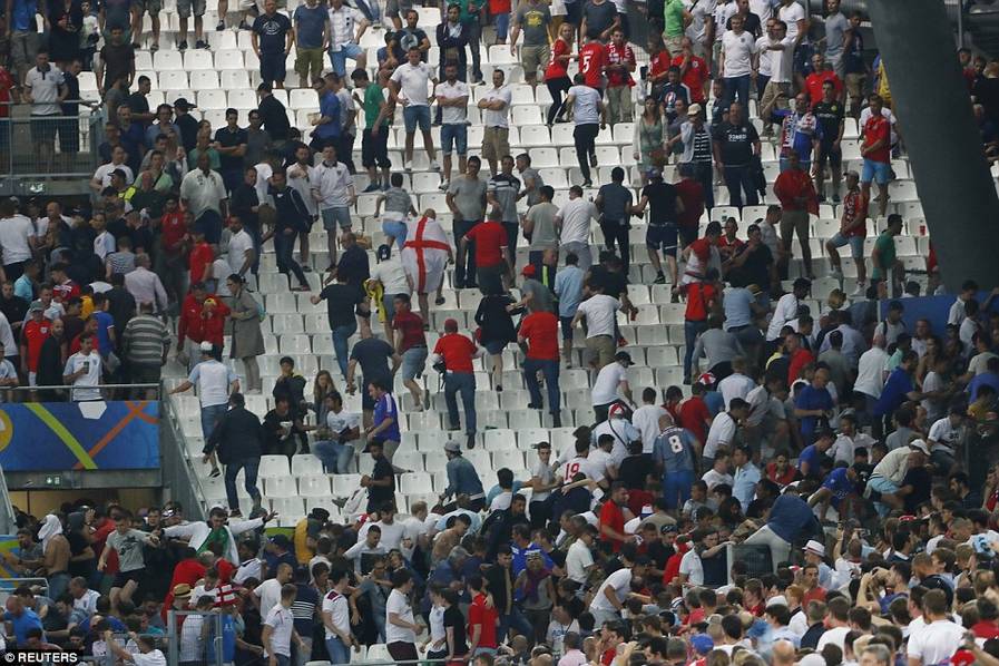 Более 10 человек пострадали, 1 получил серьезные травмы в результате столкновений футбольных болельщиков перед матчем сборных России и Англии