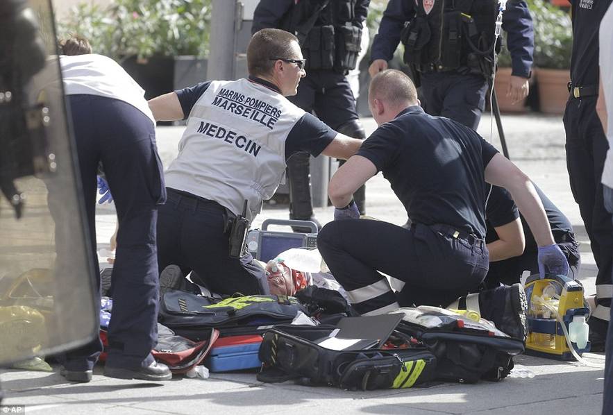 Более 10 человек пострадали, 1 получил серьезные травмы в результате столкновений футбольных болельщиков перед матчем сборных России и Англии