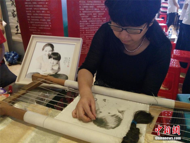 Китайские мастера продемонстрировали "искусство на кончике пальца"