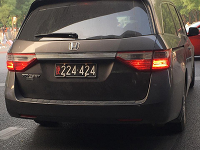 Автомобиль американского посольства в Китае скрылся с места аварии