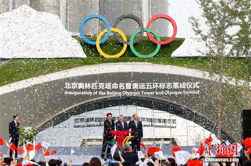 На фото: Председатель Пекинского комитета зимних Олимпийских игр Го Цзинлун (слева), председатель Международного Олимпийского комитета Томас Бах (посередине) и председатель Китайского Олимпийского комитета Лю Пэн (справа) приняли участие в церемонии.