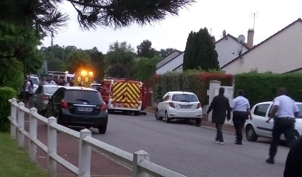 Французский полицейский был убит террористом -- власти Франции