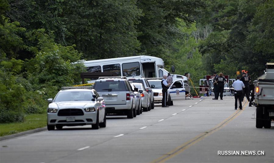 Автобус с китайскими туристами попал в ДТП в США, один человек погиб, многие ранены