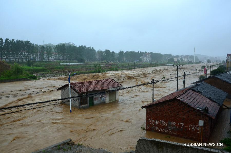 В результате проливных дождей и наводнений в провинции Хубэй 4 человека погибли, 12 пропали без вести