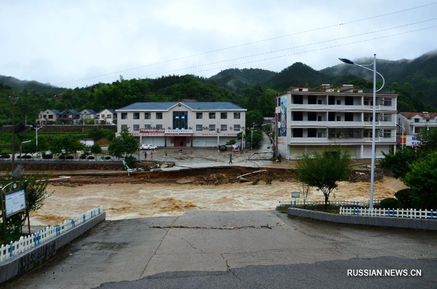 В результате проливных дождей и наводнений в провинции Хубэй 4 человека погибли, 12 пропали без вести