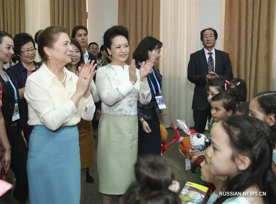 Пэн Лиюань с супругой президента Узбекистана Т.Каримовой посетила институт Конфуция в Ташкенте