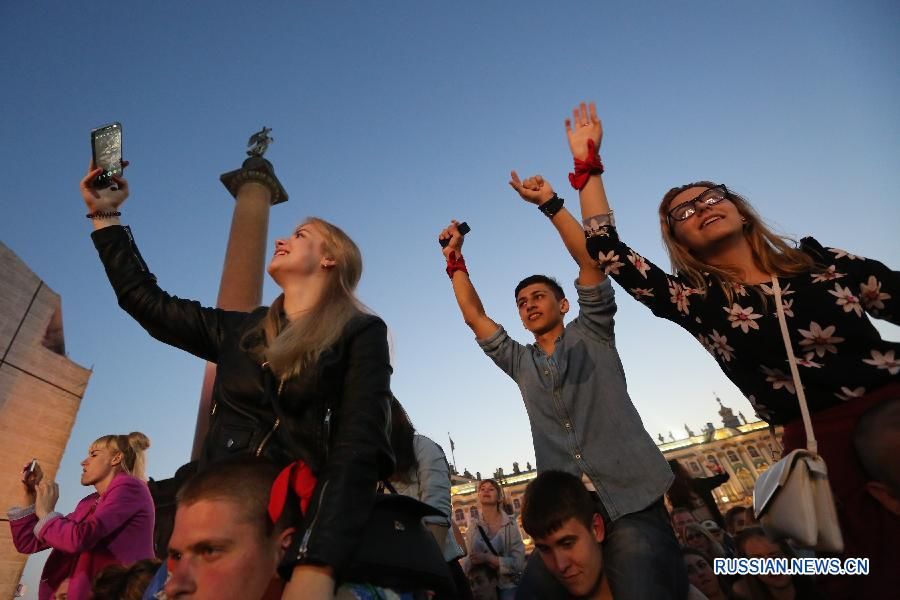 Выпускники Санкт-Петербурга простились со школой на празднике "Алые паруса"
