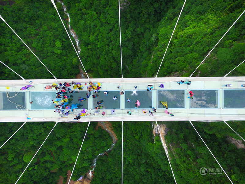 Самый высокий и длинный в мире стеклянный мост прошел проверку безопасности