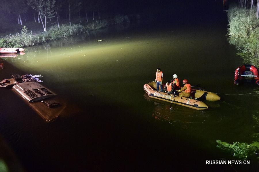 Автобус с 30 пассажирами упал в водоем в Северном Китае, найдено четверо выживших