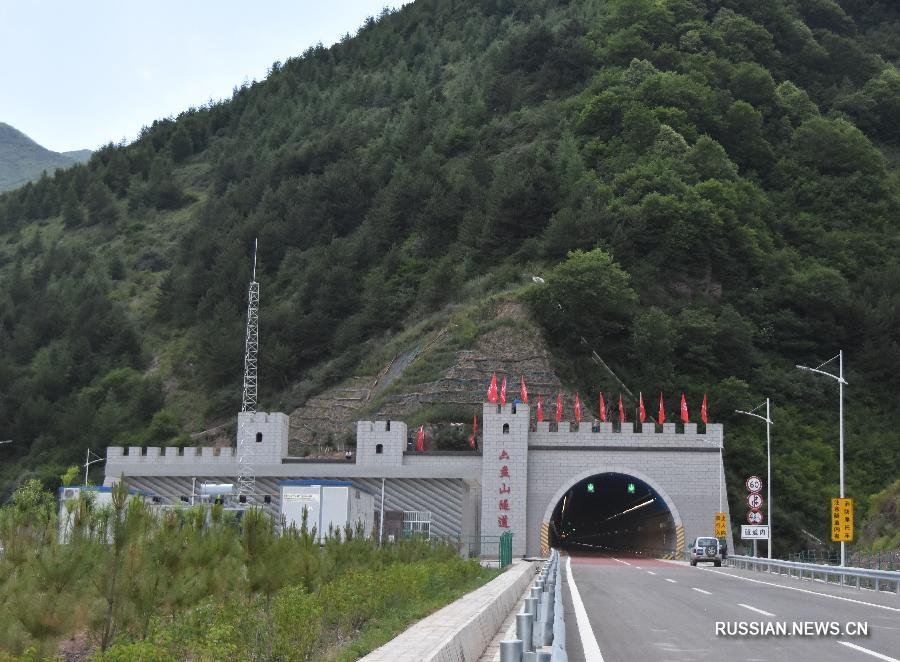 Открыто движение по самому протяженному туннелю на скоростной автотрассе в высокогорном районе Китая