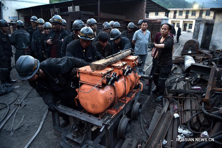 Спасателям удалось связаться с 8-ю горняками, заблокированными в затопленной угольной шахте в провинции Шаньси