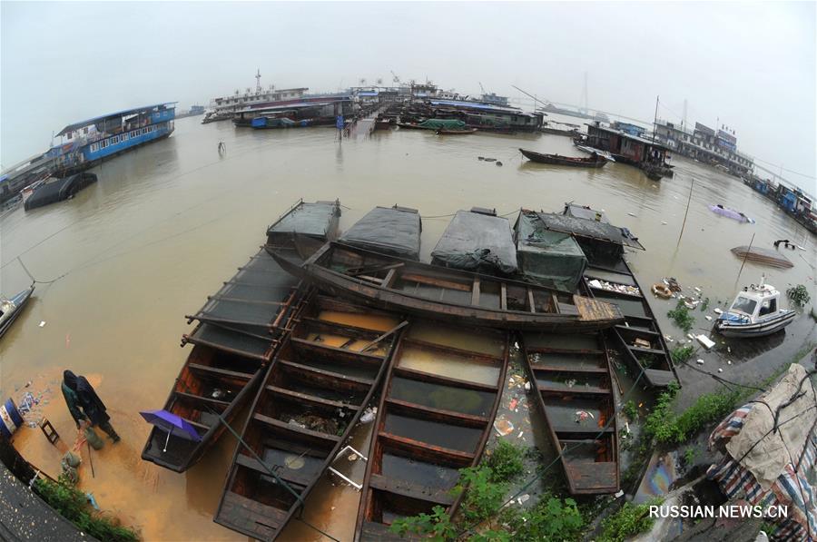 Уровень воды в озере Дунтинху превысил критическую отметку