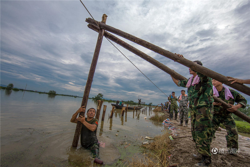 Молодые бойцы и местные жители бросили силы на борьбу с наводнением в Аньхой
