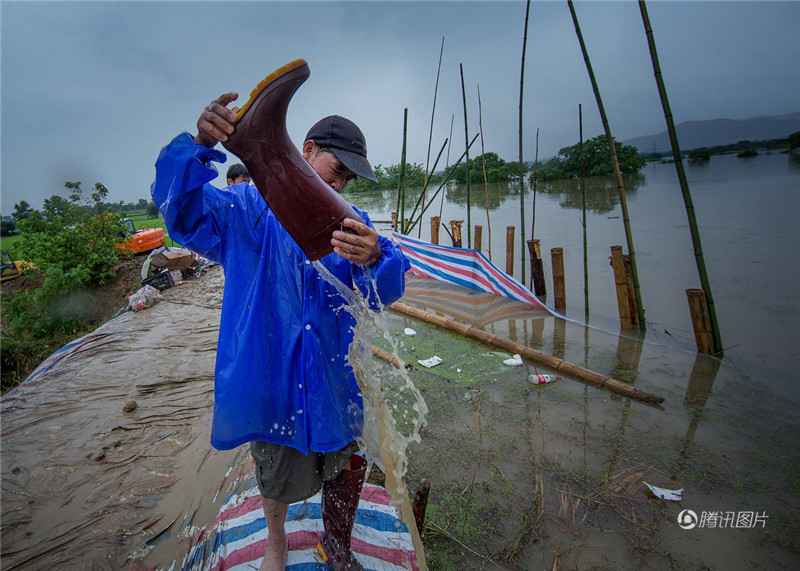 Молодые бойцы и местные жители бросили силы на борьбу с наводнением в Аньхой