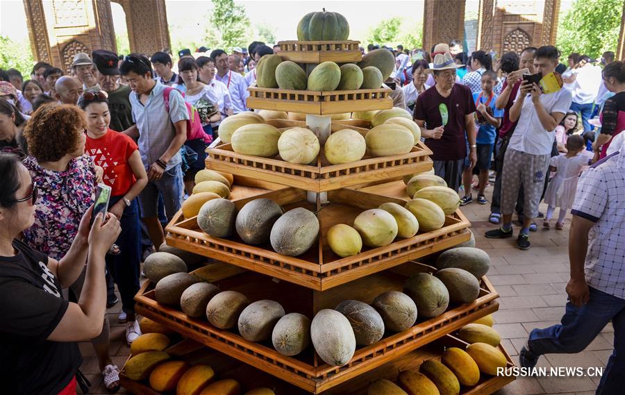 В Синьцзяне открылся 13-й фестиваль медовых дынь из Хами
