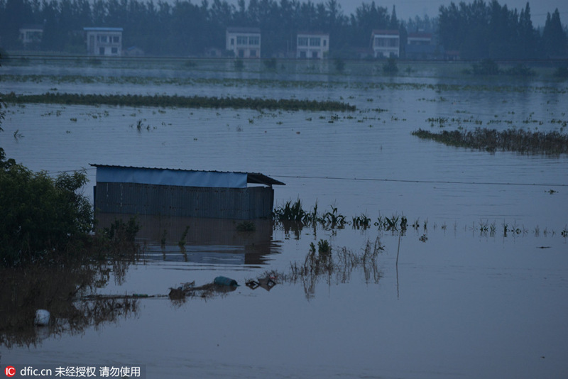 В уезде Хуажун провинции Хунань прорвало плотину