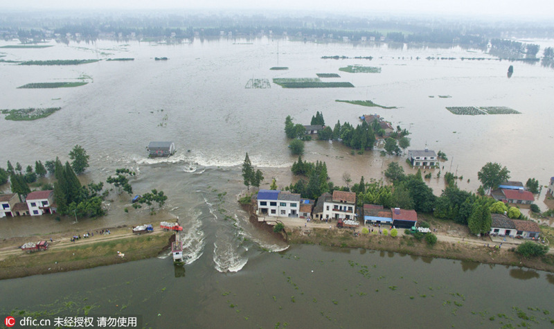 В уезде Хуажун провинции Хунань прорвало плотину
