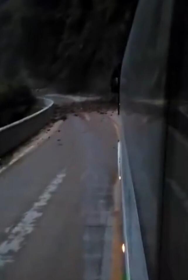 Водитель дал задний ход перед камнепадом и спас 42 пассажира
