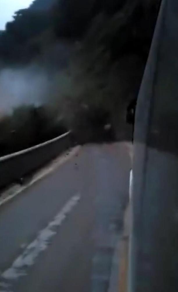 Водитель дал задний ход перед камнепадом и спас 42 пассажира
