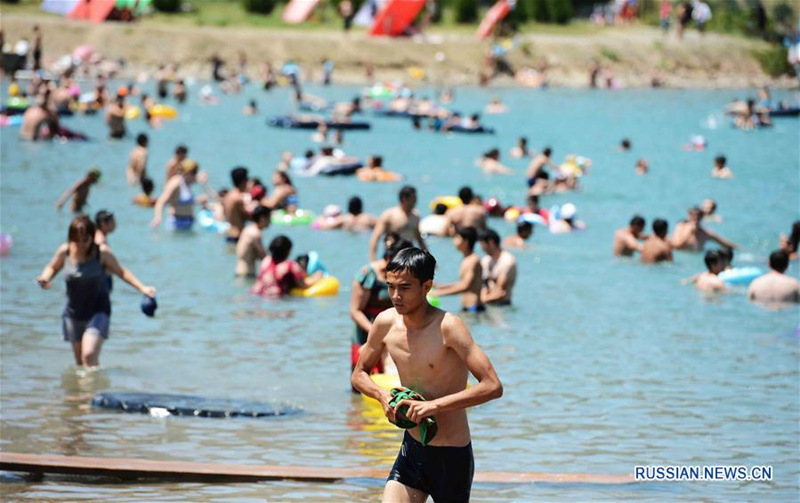 Жители Ташкента спасаются от жары на берегу Чарвакского водохранилища