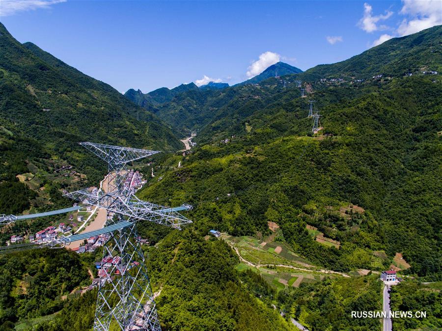 Самая длинная в Китае сверхвысоковольтная ЛЭП пересекла горы Циньбашань