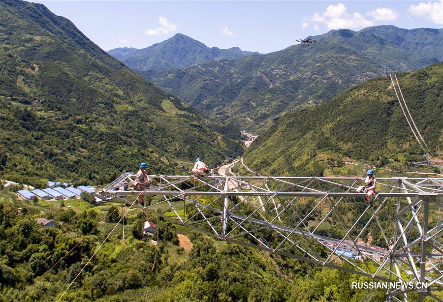 Самая длинная в Китае сверхвысоковольтная ЛЭП пересекла горы Циньбашань