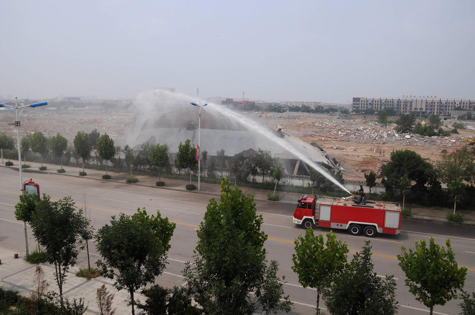 В провинции Шаньдун проводился демонтаж холодильной башни высотой 58 метров