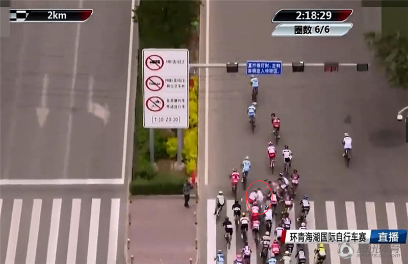 В Международной велогонке вокруг о. Цинхайху в велоколонну в поперечном направлении врезался пешеход