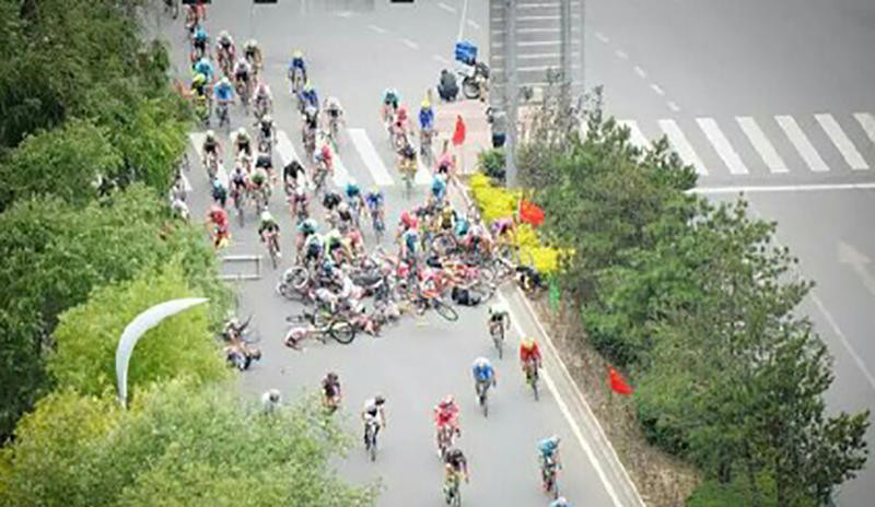 В Международной велогонке вокруг о. Цинхайху в велоколонну в поперечном направлении врезался пешеход