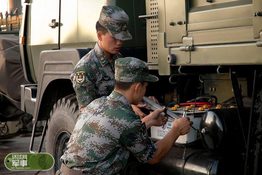 Китайские военные прибыли в Москву для участия в танковом биатлоне