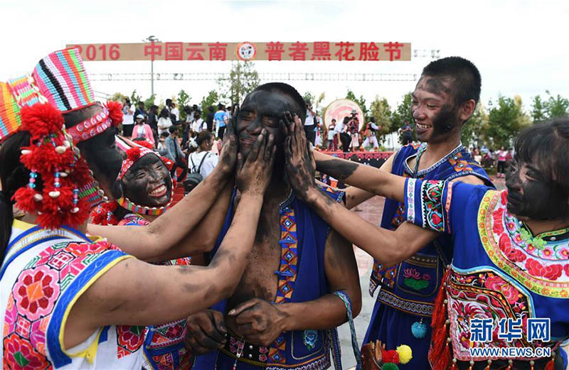 Традиционный праздник размазывания сажи по лицу отмечается в провинции Юньнань