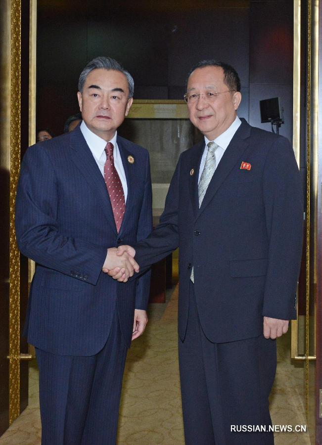 Ван И встретился с министром иностранных дел КНДР Ли Ен Хо