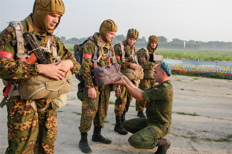 Команда НОАК заняла второе место в первом этапе военного конкурса “Десантный взвод”