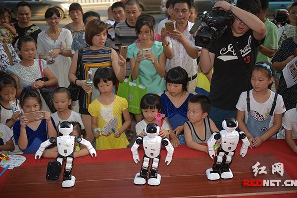 Первый магазин роботов «5S» открылся в провинции Хунань