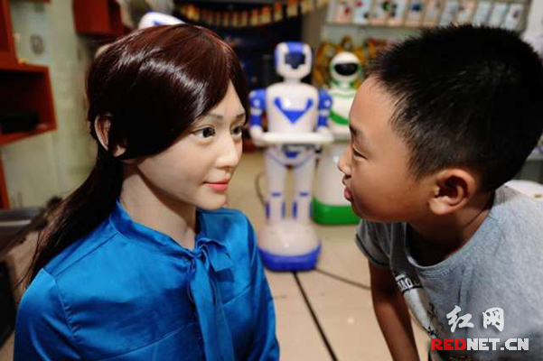 Первый магазин роботов «5S» открылся в провинции Хунань