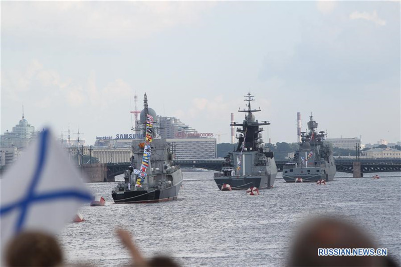 В День Военно-морского флота России в Санкт-Петербурге прошел парад боевых кораблей