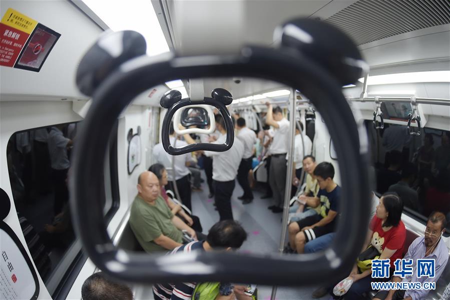Панда стала темой для оформления метро в городе Чэнду