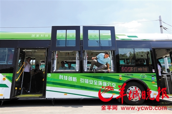 В Гуанчжоу появился троллейбус с новой аварийно-спасательной системой