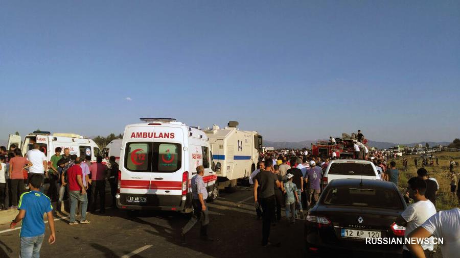 Шестеро полицейских погибли, четверо получили ранения при нападении на автобус в Турции