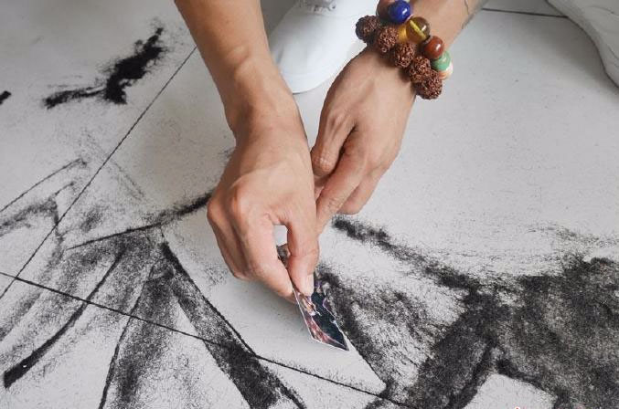 Картины из волос на полу создает парикмахер в городе Цзилинь