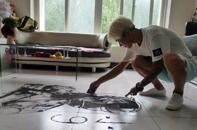 Картины из волос на полу создает парикмахер в городе Цзилинь