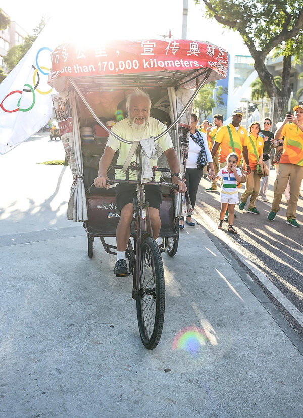 Китайский крестьянин на трицикле появился на Олимпийском стадионе в Рио